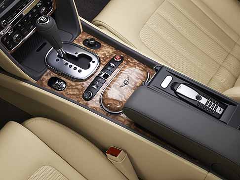 Bentley - Bentley Continental GTC dettaglio cambio e interni vettura