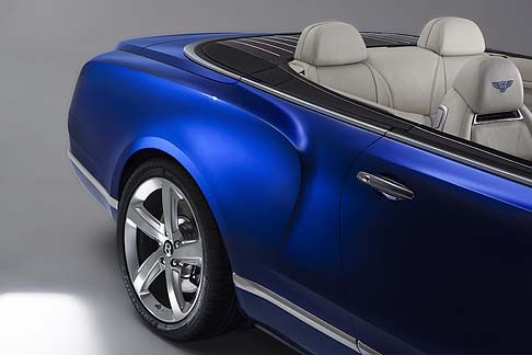 Bentley - I cerchi con razze inclinate Bentley sono rifiniti a mano e poi lucidati per un risultato sorprendente, ed evocano la potenza e la coppia che si celano sotto il cofano. 
