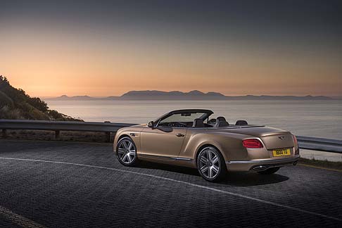 Bentley - Le modifiche sulla Continental GT MY 2016 sono state introdotte sul paraurti anteriore, mentre in coda l’impatto visivo è ancora più massiccio e imponente. 