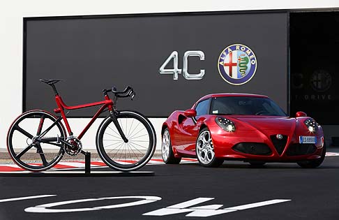 Alfa Romeo - Il design e il carattere della nuova supercar Alfa Romeo 4C si trasferisce ad un interessante bicicletta, lAlfa Romeo 4C IFD, progetto caratterizzato da un design ricercato, leggerezza e telaio innovativo. 