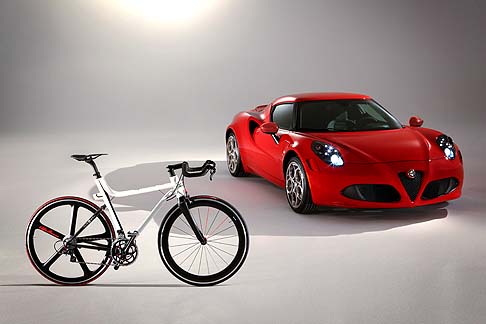 Alfa Romeo - Lo stile dinamico e fluido della supercar Alfa Romeo ha ispirato la struttura del telaio della bicicletta, che mostra il numero 4 stilizzato.