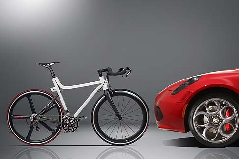 Alfa Romeo - La bicicletta 4C  completamente realizzata a mano in Italia, in edizione limitata, dedicata agli appassionati di oggetti unici ed esclusivi.