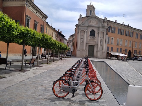 Nuove rastrelliere Reggio Emilia - Bike Sharing aggiunte 400 nuove biciclette di Reggio Emilia che rientrano in un investendo 11 milioni di euro. Sullo sfondo la chiesa del Cristo in Piazza Roversi
