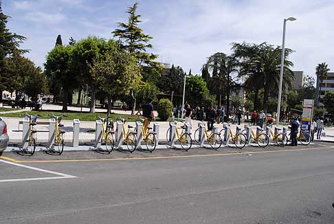 Bike - Bike Sharing Acquaviva Piazza Garibaldi con 20 postazioni di Bici