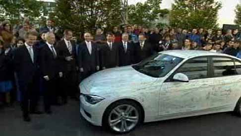 BMW - BMW Serie 3 e dirigenti BMW nell'area esterna