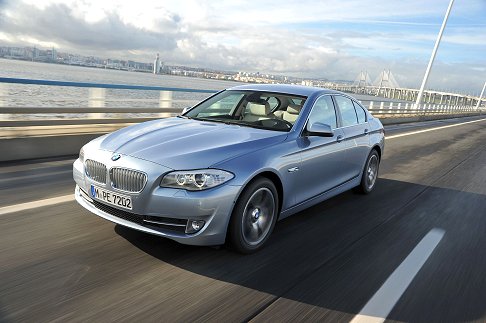BMW - BMW ActiveHybrid 5 berlina europea full hybrid e monta un propulsore in linea TwinPower Turbo da 306 CV abbinato ad un elettromotore da 55 CV