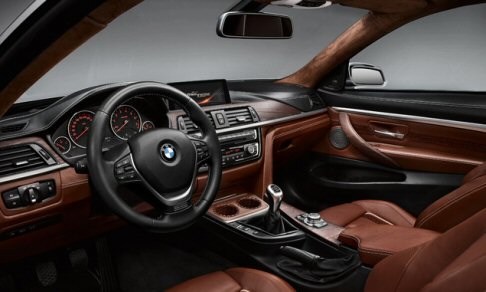 BMW - Oltre al tipico volto BMW, caratterizzato dal doppio rene e i doppi proiettori circolari, la caratteristica pi evidente  rappresentata dallampia presa daria inserita nella minigonna anteriore.