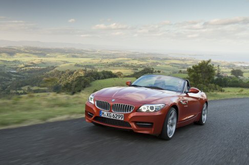 BMW - Grazie ai nuovi equipaggiamenti esterni, a numerosi interventi di restyling dedicati agli interni, al nuovo pacchetto di equipaggiamenti ed a una nuova motorizzazione entry level, a Detroit la BMW Z4 si presenta pi attraente.