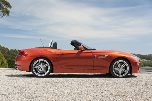 BMW - Il nuovo modello dingresso  rappresentato dalla versione BMW Z4 sDrive18i, alimentata da un motore da 2.000 cm da 156 CV con tecnologia BMW TwinPower Turbo. 