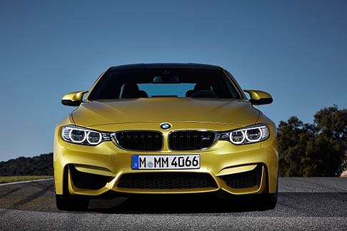 BMW - Per la guida impegnata sul circuito BMW M GmbH ha sviluppato lapp BMW M Laptimer che consente unanalisi dello stile di guida personale. 