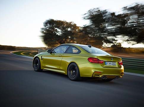 BMW - La nuova BMW M3 berlina e la nuova BMW M4 Coup sono dotate di un ricco equipaggiamento di serie che ne riflette il carattere dinamico.