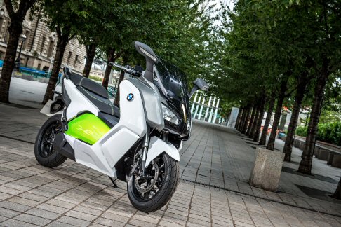 BMW - Nel confronto con i tradizionali propulsori endotermici lelettromotore del C evolution offre vantaggi importanti , soprattutto nella guida a basse velocit. 