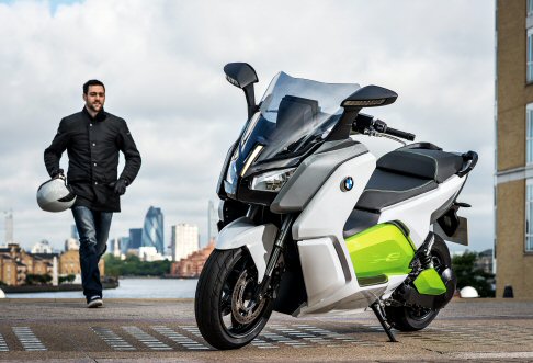 BMW - Con una potenza massima di 11 kW e una potenza di picco di 355 kW, lo scooter C evolution  dotato di una potente motorizzazione per garantire il massimo divertimento di guida. 