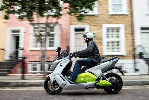 BMW - Contrariamente ai maxi-scooter attuali dotati di motore endotermico, lo scooter C evolution non  dotato di un telaio tradizionale. Larchitettura della ciclistica si basa su una struttura ibrida ad alta resistenza antitorsionale.