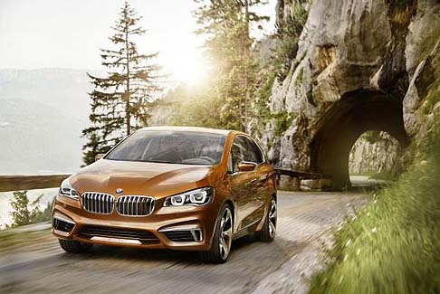 BMW - La vettura interpreta in modo inedito gli spazi interni, con soluzioni dedicate alla clientela che ama lo sport. 