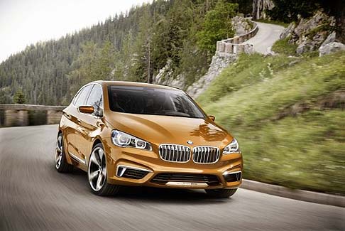 BMW - Dal punto di vista estetico, la vettura si distingue per la vernice esclusiva Gold Race Orange. 