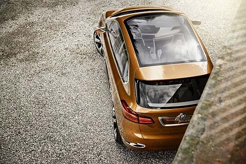 BMW - BMW Concept Active Tourer Outdoor  progettata come unibrida plug-in (PHEV = Plug-in Hybrid Electric Vehicle), abbinando ai vantaggi del motore elettrico a quelli di un tradizionale motore a combustione.
