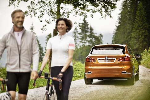 BMW - La BMW Concept Active Tourer Outdoor accelera da zero a 100 km/h in circa 8 secondi, raggiungendo una velocit massima di circa 200 km/h. 