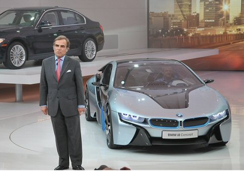 BMW - Il responsabile delle vendite e marketing del BMW Group Ian Robertson ha illustrato, poi, i successi e le caratteristiche della BMW Serie 3 berlina, che nella sua sesta e nuova generazione offre dinamismo ed efficienza.