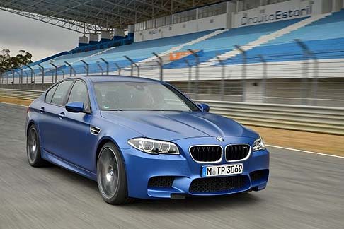 BMW - Nuove tinte esterne e rivestimenti interni sono stati inseriti nel catalogo Individual. 