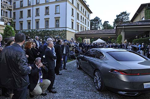 BMW - La carrozzeria molto elegante di questa vettura presenta le proporzioni tipiche della BMW: passo lungo, cofano motore allungato e abitacolo arretrato.