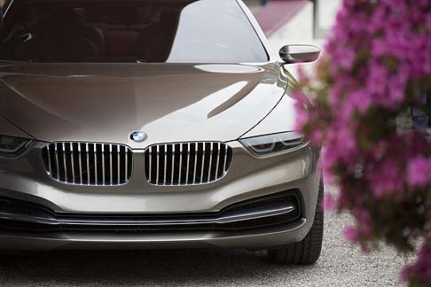 BMW - La tradizionale griglia a reni BMW costituisce lelemento centrale del frontale ed analizzata in modo pi attento rivela un lavoro di dettaglio molto accurato. Sopra la griglia il cofano motore si estende per tutta la larghezza. 