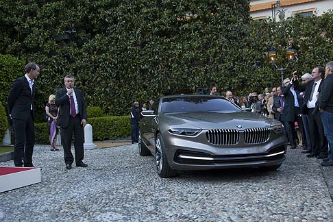 BMW - Tutti gli elementi in legno dellabitacolo sono ricavati da un singolo pezzo di legno kauri, che presenta una venatura particolare e cambia colore da oro a rosso a marrone, a seconda dellincidenza della luce. 