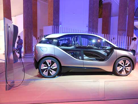 BMW - BMW i3 concept car con la coloninna elettrica di ricarica