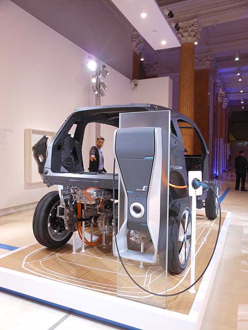 BMW - BMW i3 concept, struttura con la colonnina di ricarica