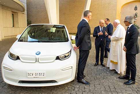 Auto di Papa Fransceso - BMW i3 EV Electric Veichle data in regalo a Papa Francesco, cerimonia di consegna