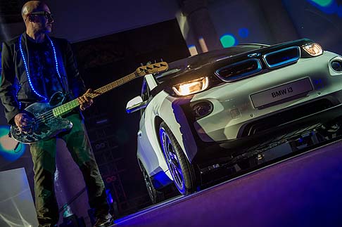 BMW - La BMW i3 si  svelata al pubblico attraverso una electric live exclusive performance con Claudio Coccoluto (i-phonograph), Saturnino (i-bass), Riccardo Onori (i-guitar) e Christian Rigano (i-synth)