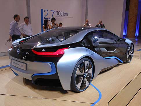 BMW - La BMW i8  una vettura 2+2 ibrida plug-in con il sistema di propulsione elettrica modificato della BMW i3 Concept, incassato sopra il lasse anteriore