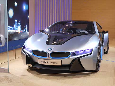 BMW - BMW i8 Concept accelera 0 a 100 km orari in meno di 5 secondi ed un consumo di carburante di 2,7 litri ogni 100 km