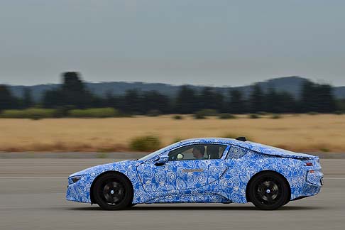 BMW - Con una lunghezza di 4 689 mm, una larghezza di 1 942 mm e un�altezza di 1 293 mm, la BMW i8 offre le proporzioni tipiche di un�auto sportiva.