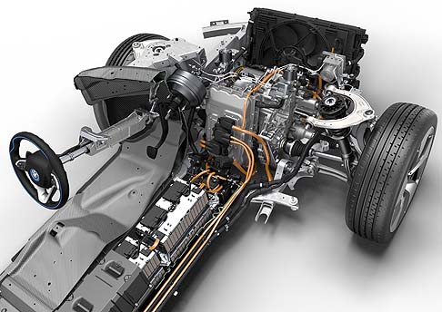 BMW - Il vetro di separazione tra l�abitacolo e il bagagliaio della BMW i8 � composto da due strati di vetro dallo spessore di 0,7 mm, temprati chimicamente