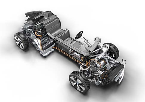 BMW - L�equipaggiamento di serie include il Dynamic Damper Control. Ulteriori dotazioni includono funzionalit� della regolazione della stabilit� di guida DSC (Dynamic Stability Control) con il sistema antibloccaggio (ABS).