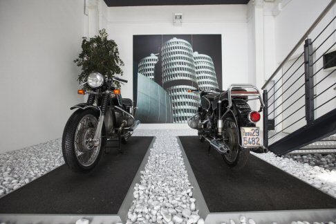 BMW - Al piano terra larea vendita con lesposizione della gamma BMW moto e scooter e Husqvarna, con uno spazio complessivo di oltre 800 mq. 