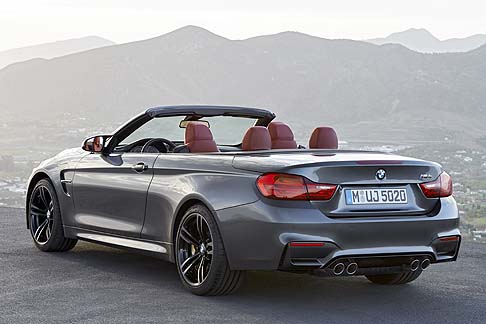 BMW - La M4 Cabrio  equipaggiata di serie con un impianto frenante BMW M Compound che si distingue per il peso leggero e uneccellente dosabilit.