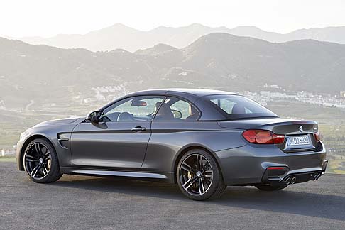 BMW - Come per le versioni BMW M3 berlina e BMW M4 Coup, il lightweight design intelligente  stato applicato anche alla BMW M4 Cabrio.