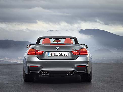 BMW - Allinterno il tetto metallico tripartito della BMW M4 Cabrio  rivestito e si caratterizza per lottimo isolamento acustico.
