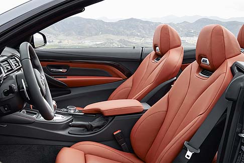 BMW - Labitacolo propone uno stile sportivo con la presenza di vari equipaggiamenti tipici BMW M, come gli strumenti circolari con grafica bianca nel design M, il volante in pelle M con inserto cromato e le cuciture a vista in un colore di contrasto.