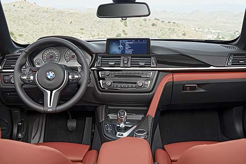 BMW - Sulla BMW M4 Cabrio sono disponibili tutti i dispositivi di assistenza del guidatore e servizi di mobilit di BMW ConnectedDrive. 