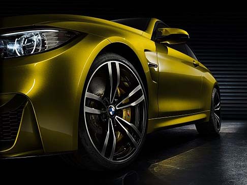 BMW - I terminali di scarico in fibra di carbonio e uno spoiler ne completano, infine, lappeal. 