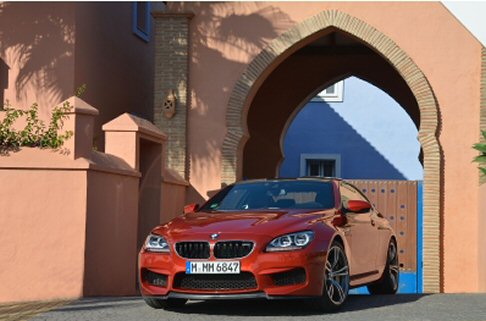 BMW - La BMW M6 Coup  dotata di un tetto a peso alleggerito dalla forma dinamica, realizzato in materiale sintetico rinforzato con fibra di carbonio..