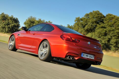 BMW - In dotazione troviamo limpianto frenante carboceramico M, introdotto per la prima volta su entrambi i modelli, per ottimizzare lhandling nelle situazioni di guida dinamiche. 