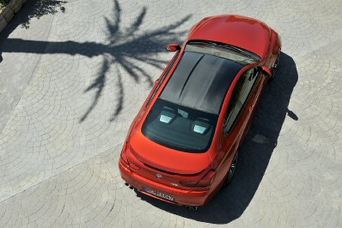 BMW - Nella BMW M6 Coup e nella BMW M6 Cabrio le proporzioni classiche, landamento delle linee sportive ed eleganti allo stesso tempo e il tipico linguaggio formale delle automobili BMW M formano la base di un design che regala emozioni. 