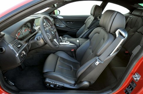 BMW - Limmagine esclusiva della nuova BMW M6 Cabrio viene sottolineata dalla forma sofisticata della capote in tessuto.