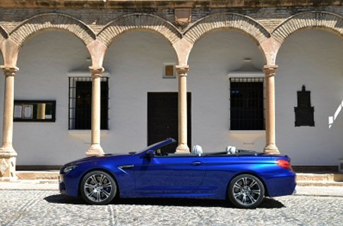 BMW - La coppia motrice viene trasmessa alle ruote posteriori da un cambio a doppia frizione M a sette rapporti con Drivelogic. 