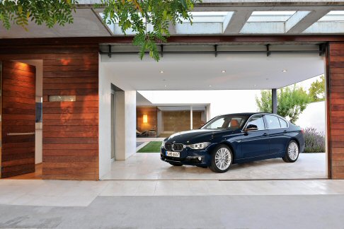 BMW - Il mercato dautunno si arricchisce anche di due nuove versioni della BMW Serie 3 berlina molto efficienti.