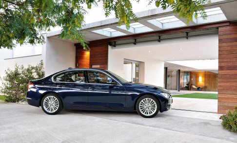 BMW - Ancora novit con la BMW Serie 3 Touring, che aggiunge nel suo catalogo le versioni 320i Touring da 184 CV insieme alle diesel 318d e 316d Touring.